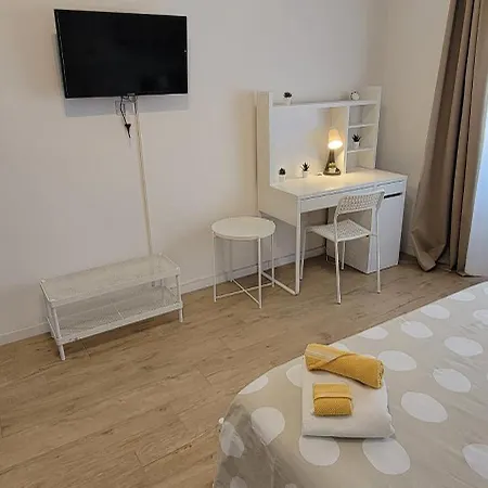 Fontana Di Trevi Apartment, 24h Check-in *